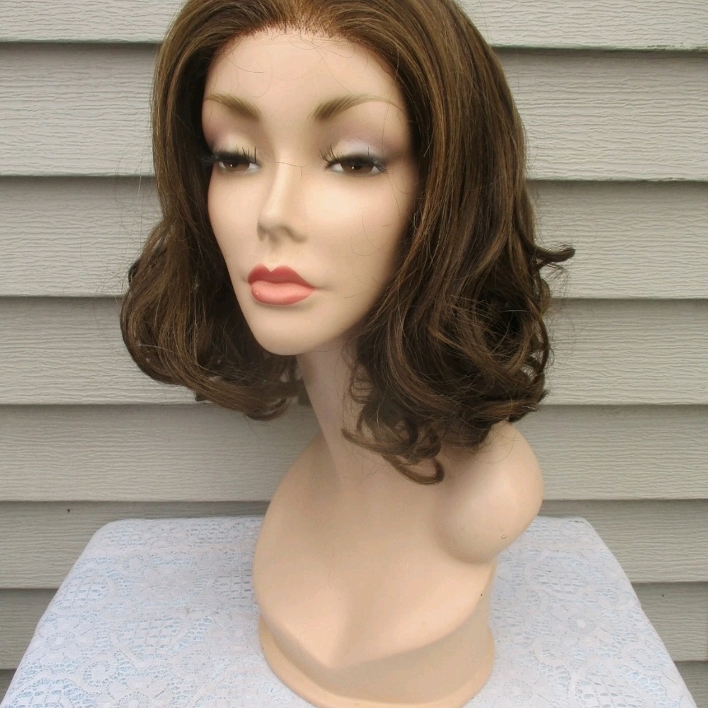Synthetic Short Wavy Wig in Light Brown